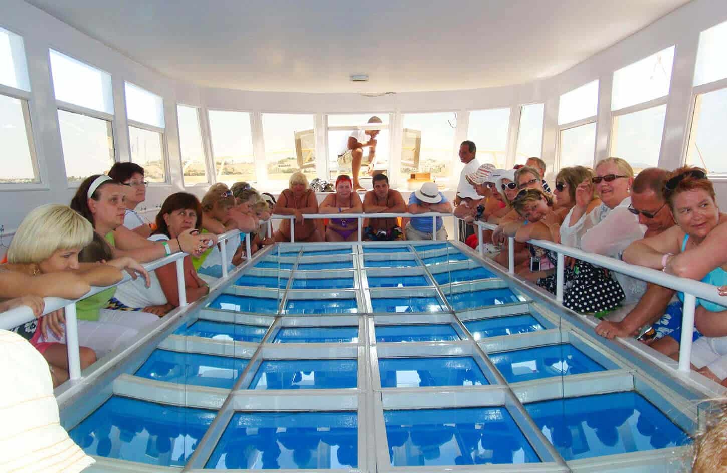 Una maravillosa imagen de un grupo de turistas en un barco de cristal en Sharm El Sheikh