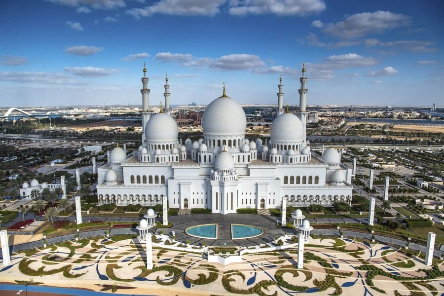 A wonderful picture of the largest mosque in Dubai Sheikh Zayed Mosque