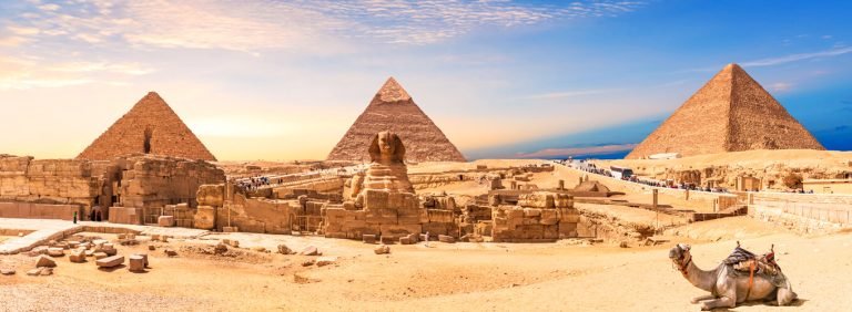 A wonderful shot of the Sphinx with the great pyramids of Giza