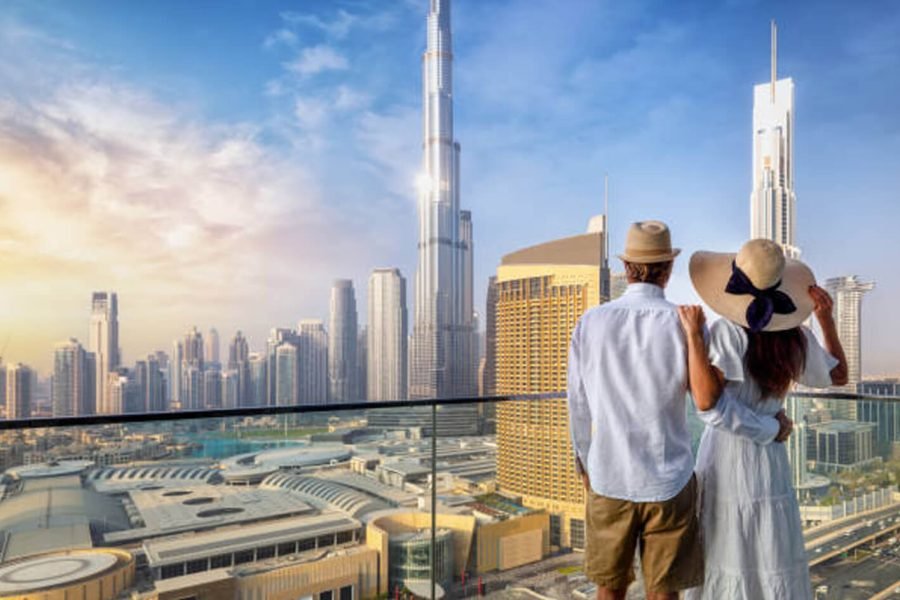 Beautiful picture of the couple in front of Burj Khalifa