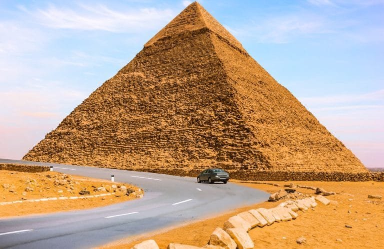 Great pictures of the pyramid of Khafre the middle pyramid the pyramids of Giza