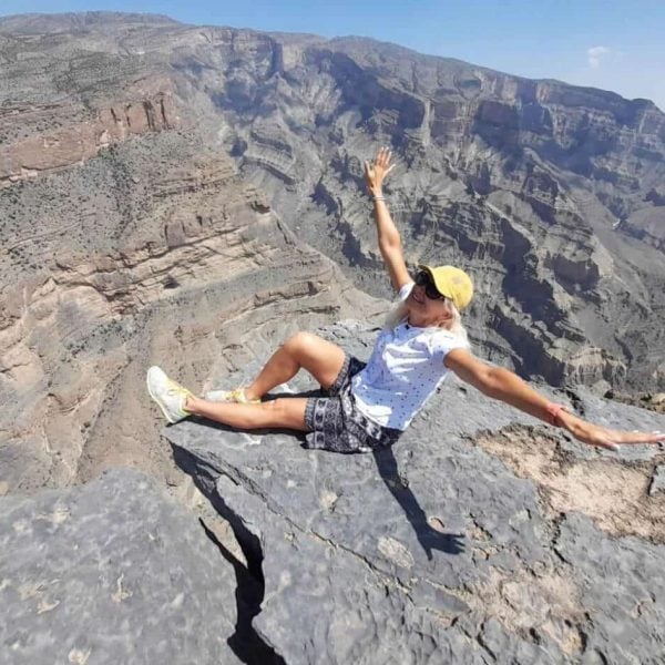 Very-beautiful-pictures-of-a-woman-from-the-top-of-the-mountains-of-Oman