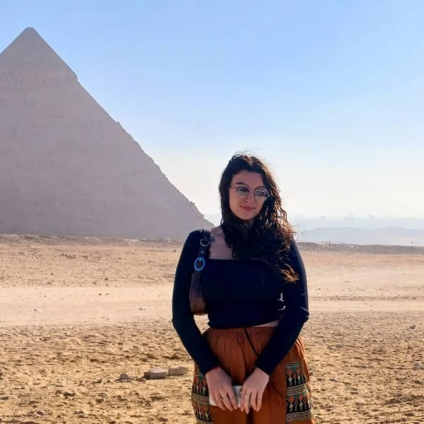 amazing shot of a girl in front of the great pyramid