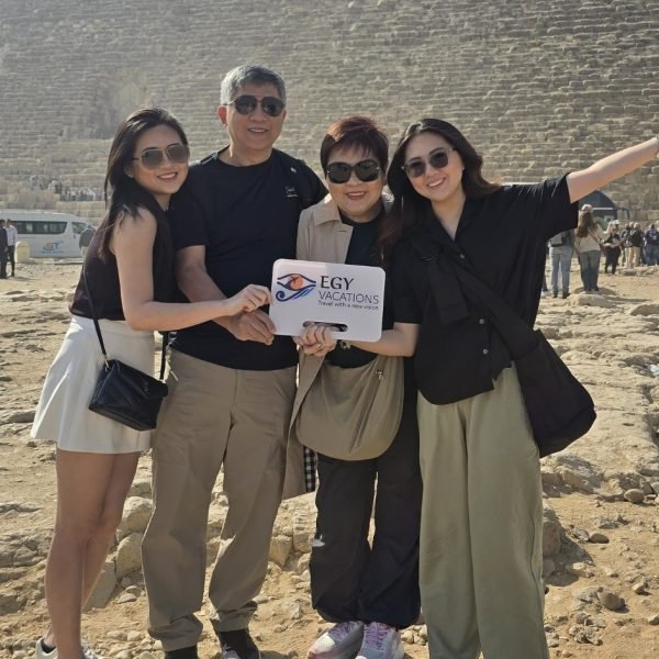 a-beautiful-photo-of-a-family-of-our-clients-in-front-of-the-giza-pyramids
